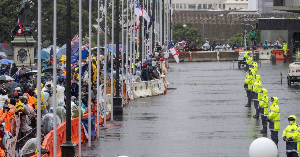 Ardern da Nova Zelândia rotula protestos anti-vacinas como ‘importados’ enquanto multidões desafiam os pedidos para sair