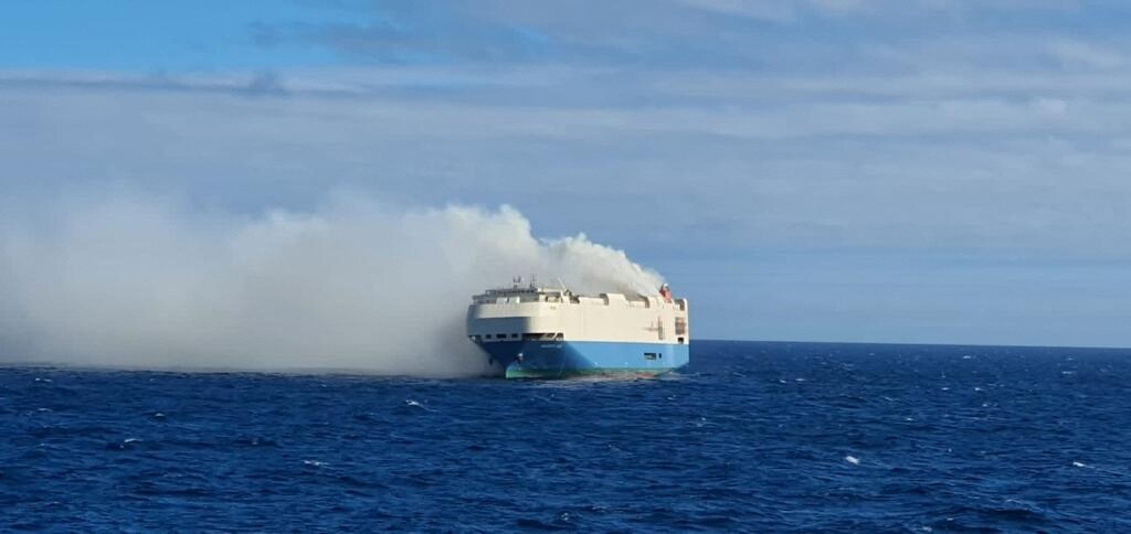 Um navio de carga em chamas carregando Porsche, Volkswagen, Bentley está flutuando sem rumo no Oceano Atlântico