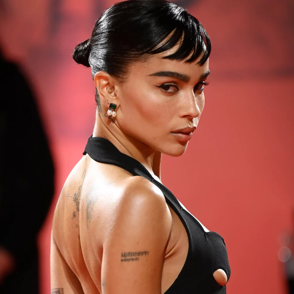 Veja o vestido revelador de Zoe Kravitz na estreia do Batman