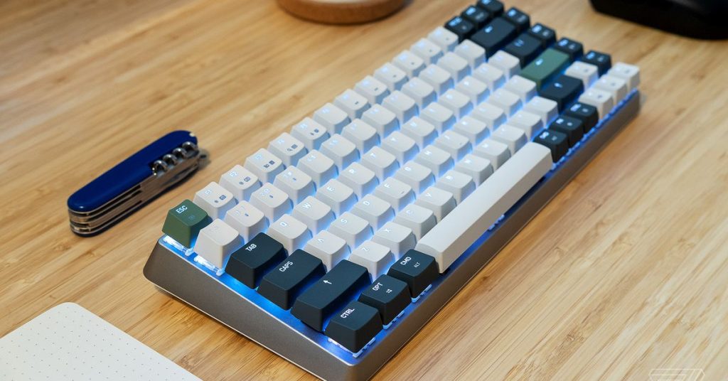 Azio Cascade Review: Um teclado mecânico sem fio surpreendentemente durável