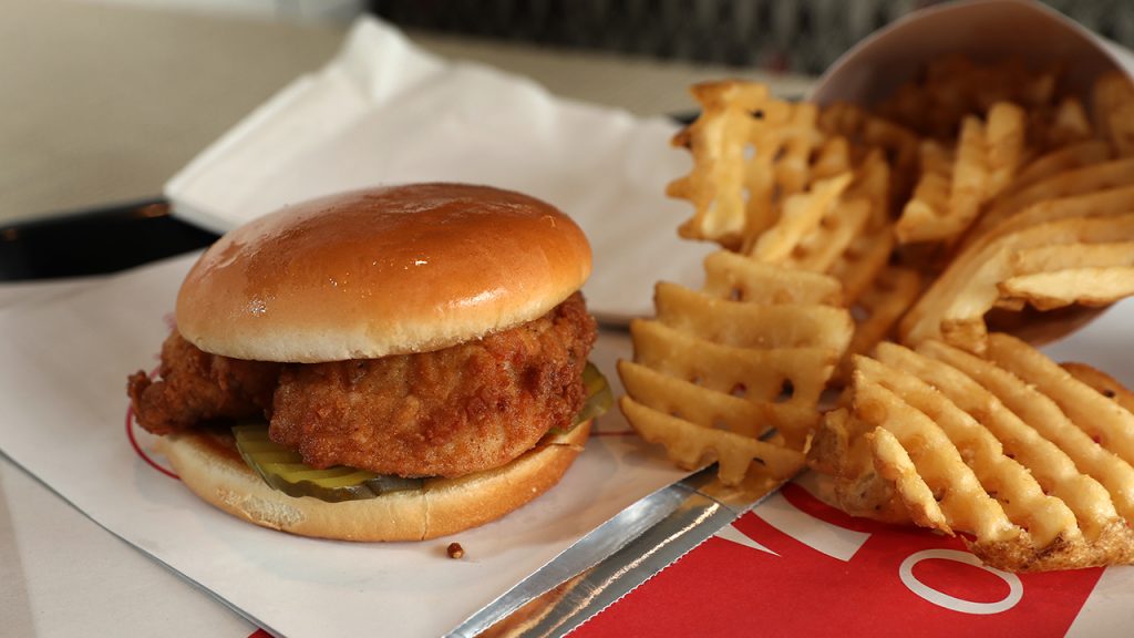 Chick-fil-A na Califórnia pode ser declarado ‘incômodo público’, conselho da cidade planeja votar