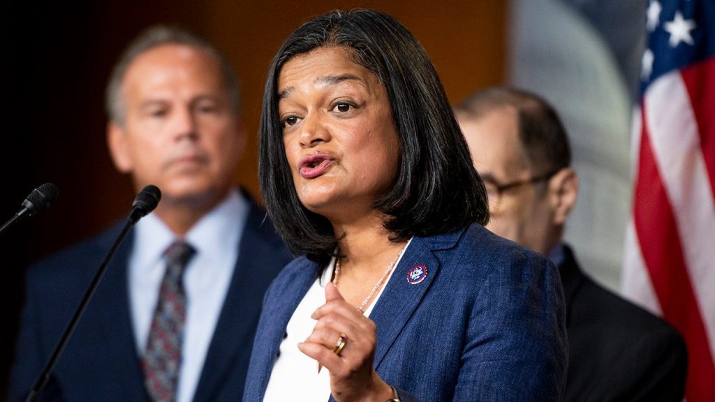 Líder progressista Jayapal culpa empresas americanas pelos altos preços do gás, não Biden