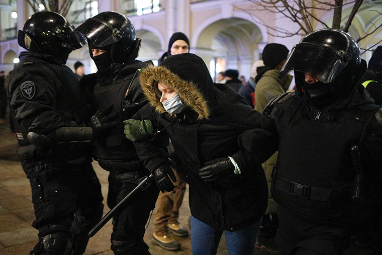 A polícia de São Petersburgo prendeu pelo menos 350 manifestantes anti-guerra, de acordo com um site de monitoramento local