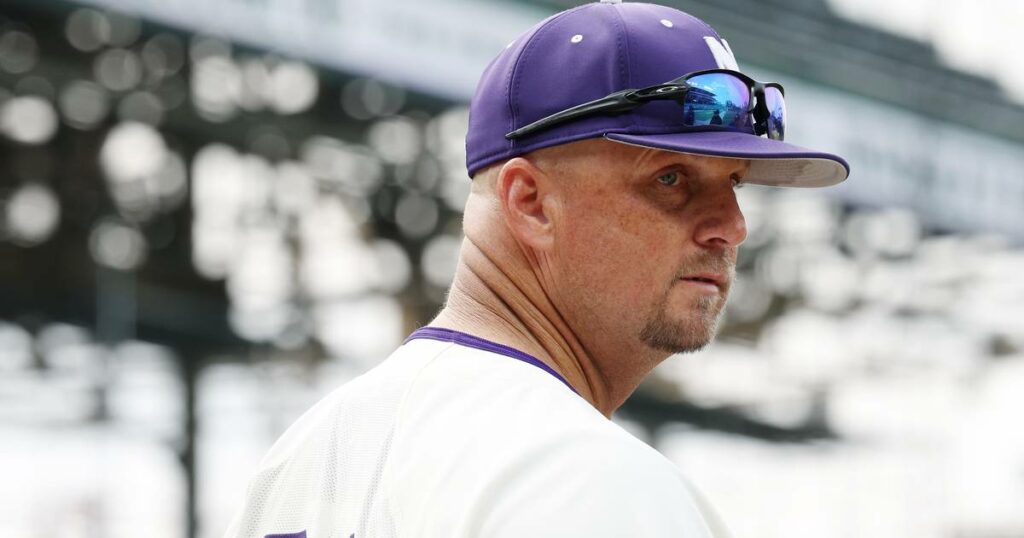 Northwestern rejeita Jim Foster como treinador de beisebol