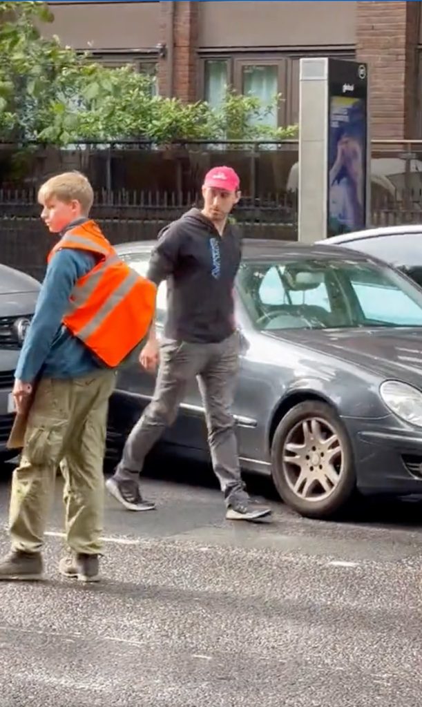 O carro parece ter sido atingido na traseira por um caminhão enquanto tentava mudar de faixa.