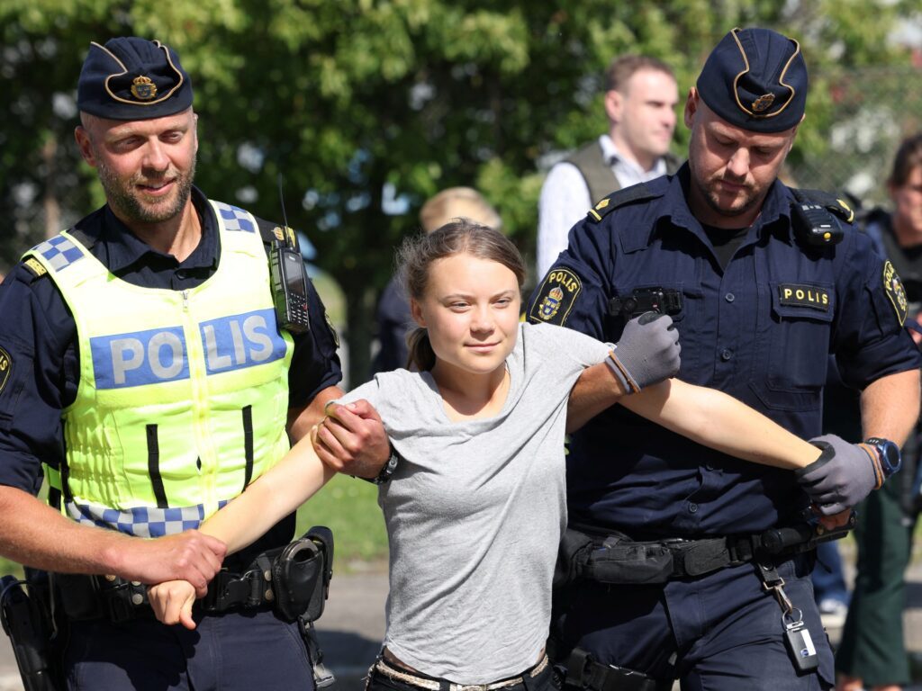 Greta Thunberg é retirada à força de protesto climático após ser multada |  notícias da crise climática