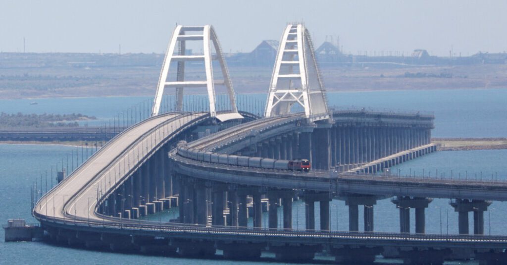 Explosões em ponte da Crimeia interrompem ligação importante com a Rússia: atualizações ao vivo da Ucrânia