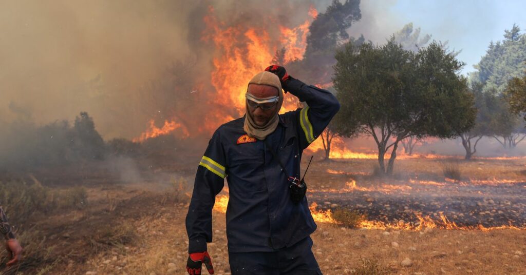 Incêndios florestais trazem morte e destruição ao Mediterrâneo queimado pelo sol