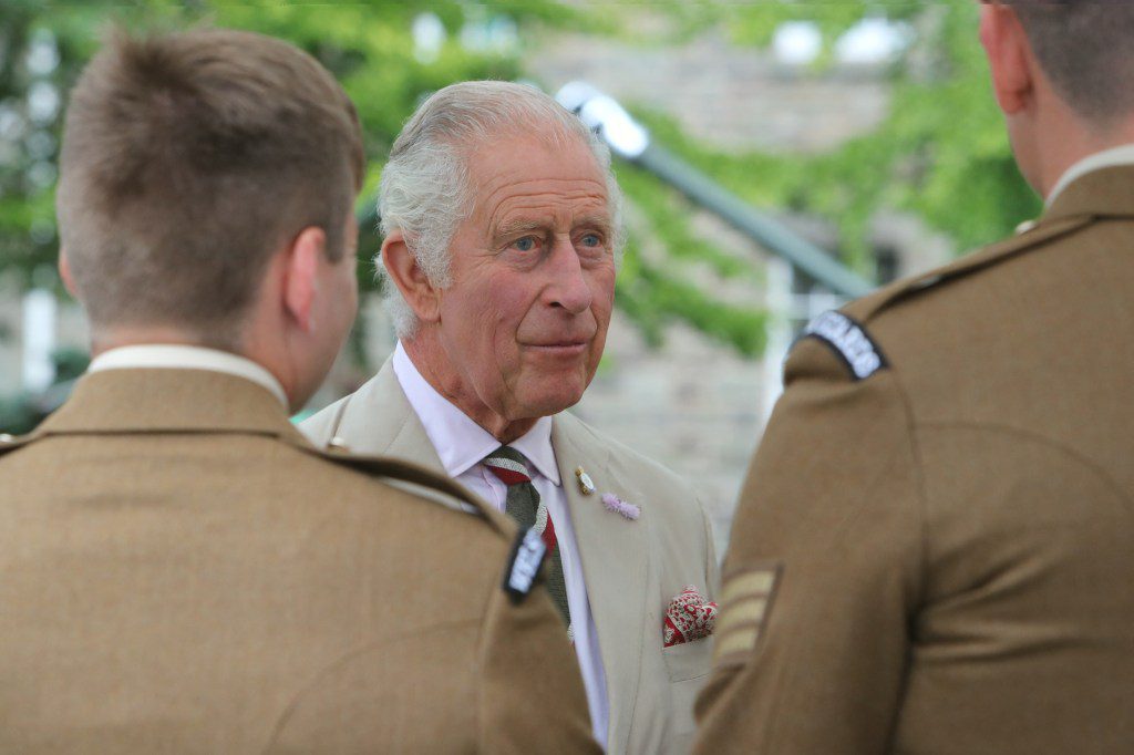 O rei Charles III da Grã-Bretanha (c) fala com um grupo de guardas galeses durante uma visita ao Brecon Barracks, sede da 160ª Brigada, Comando Territorial do Exército do País de Gales em 20 de julho de 2023 em Brecon, South Wales.