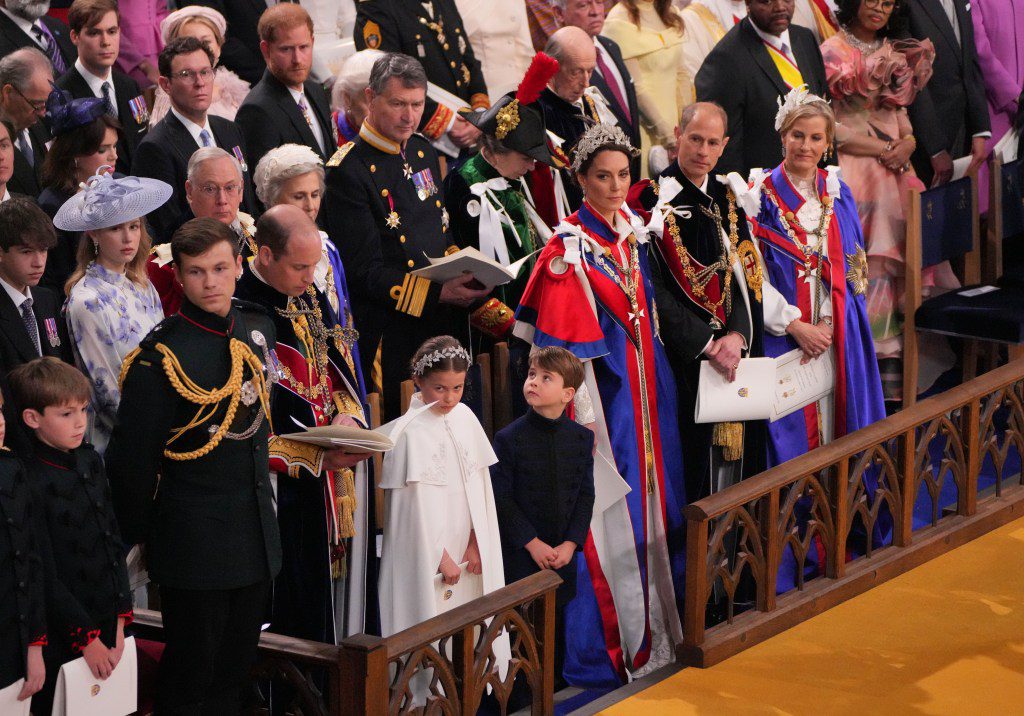 Na cerimônia, o duque foi desprezado por seu arranjo de assentos - tendo sido rebaixado para a terceira fila entre o marido da princesa Eugenie, Jack Brooksbank, e a prima da rainha Elizabeth II, a princesa Alexandra.