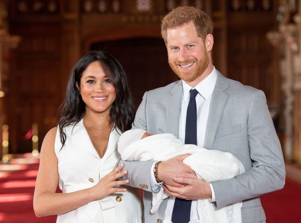 O duque e a duquesa de Sussex posaram para uma foto com Archie quando ele teve um bebê recém-nascido em 8 de maio de 2019, no Castelo de Windsor.