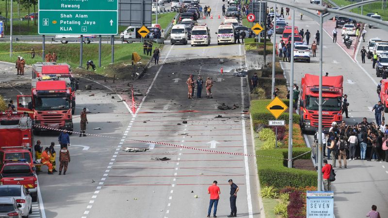 Acidente de avião na Malásia: pelo menos 10 são mortos quando um avião leve cai em uma rodovia ao norte de Kuala Lumpur