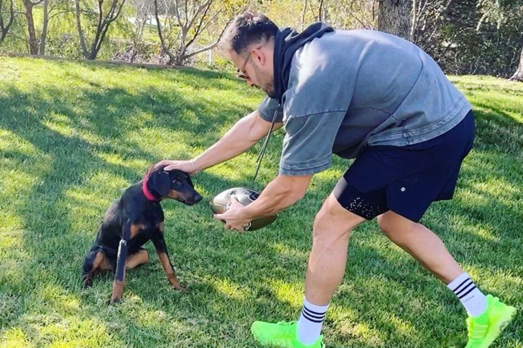 O casal também possui um Doberman chamado Porsha.