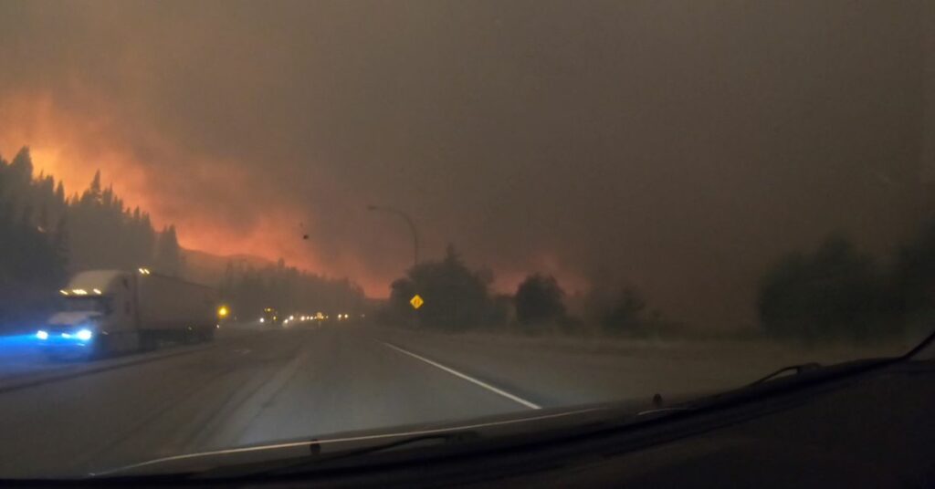 O Canadá envia forças armadas para a Colúmbia Britânica para combater os incêndios florestais que se espalham rapidamente