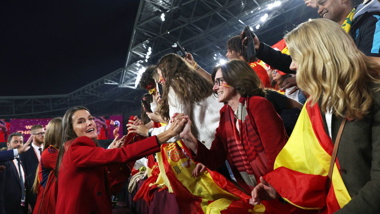 A rainha Letizia comemora com os torcedores espanhóis depois que a Espanha venceu a final da Copa do Mundo Feminina.