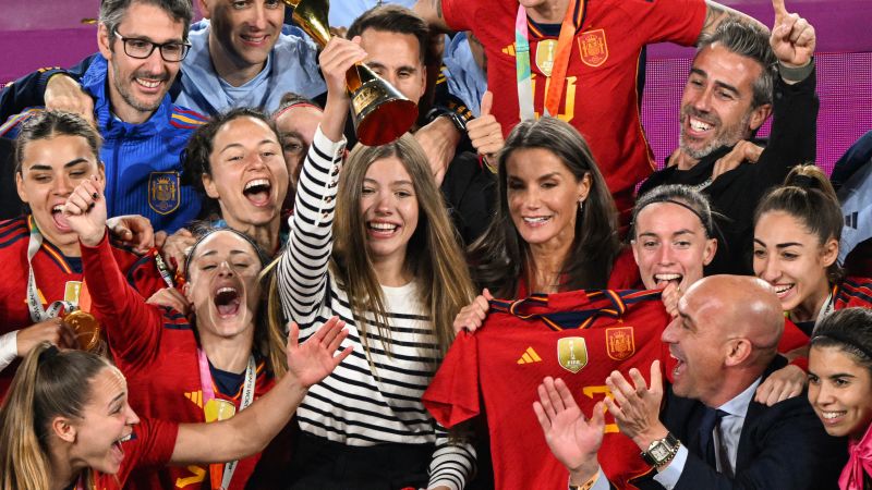 A rainha Letizia comemora a vitória da Espanha na Copa do Mundo enquanto a família real fica em casa