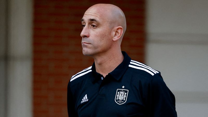 Luis Rubiales: O presidente da Federação Espanhola de Futebol se recusa a renunciar após fortes críticas sobre um beijo indesejado em Jennifer Hermoso