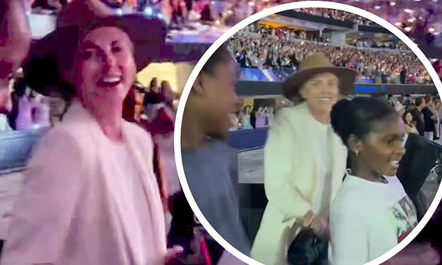 Charlize Theron leva as filhas August e Jackson ao show de Taylor Swift no SoFi Stadium em Los Angeles