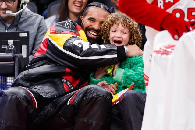 Cole Burston/Getty Drake e filho Adonis em dezembro de 2022.