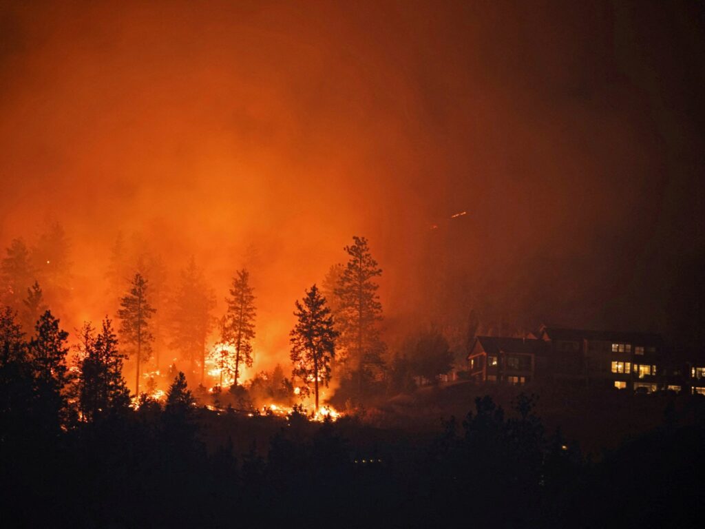 Evacuação em massa devido a incêndios florestais no oeste do Canadá |  notícias da crise climática