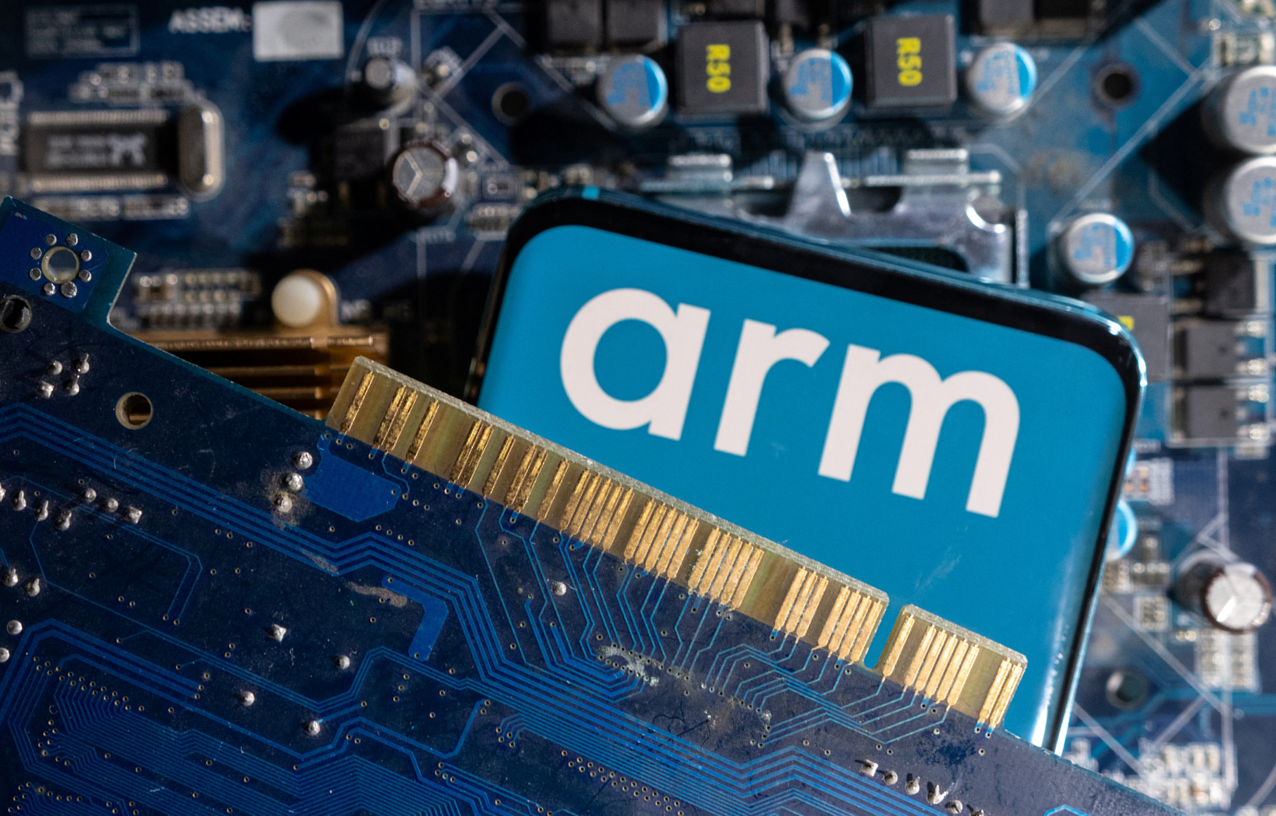 A ilustração mostra o logotipo da Arm Ltd.