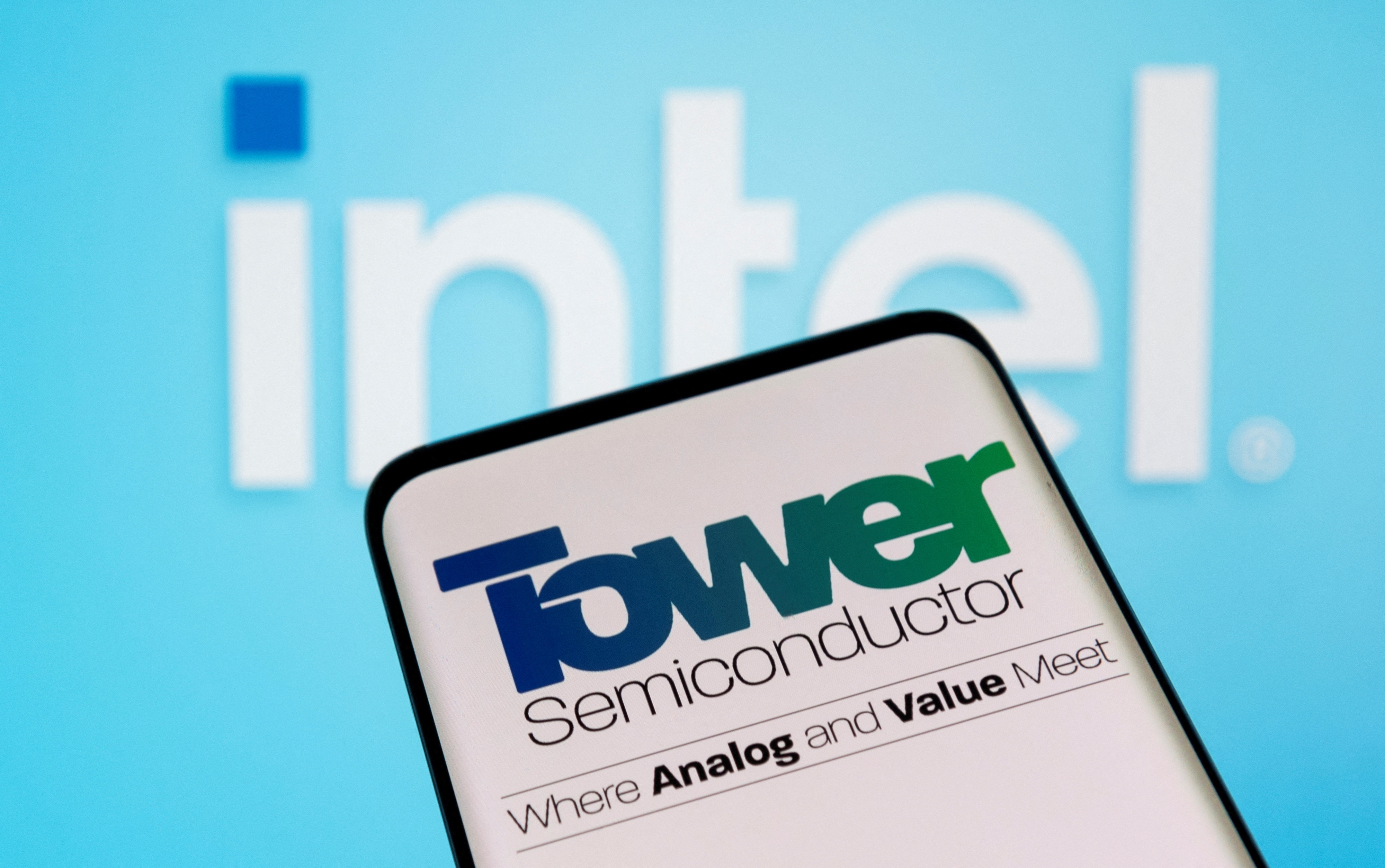 A ilustração mostra os logotipos Tower Semiconductor e Intel