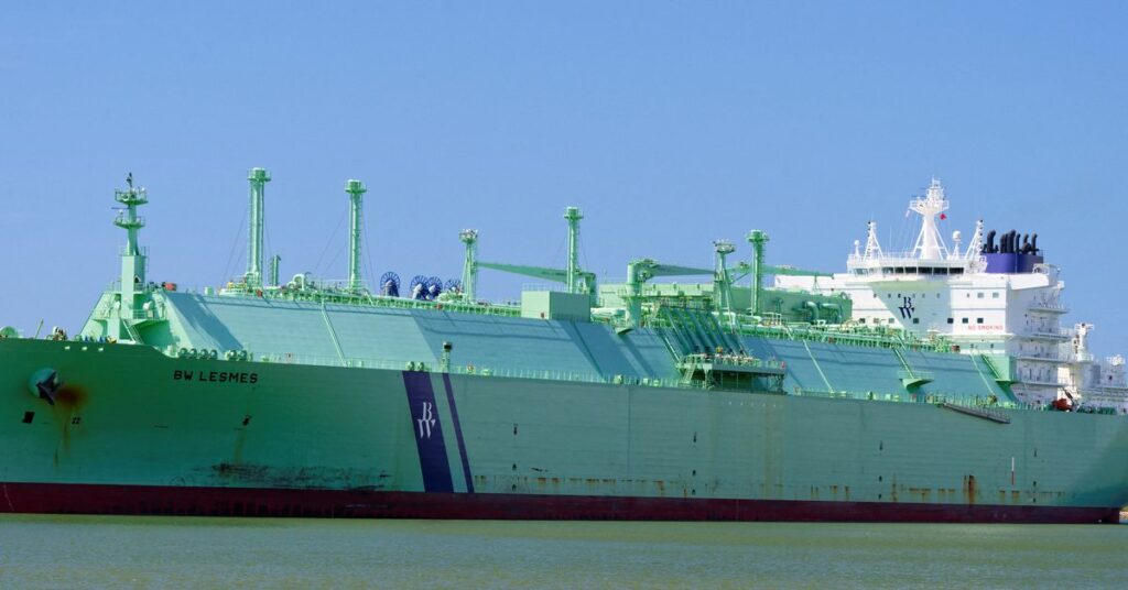 O Canal de Suez não é afetado pela movimentação de navios após colisão de petroleiro