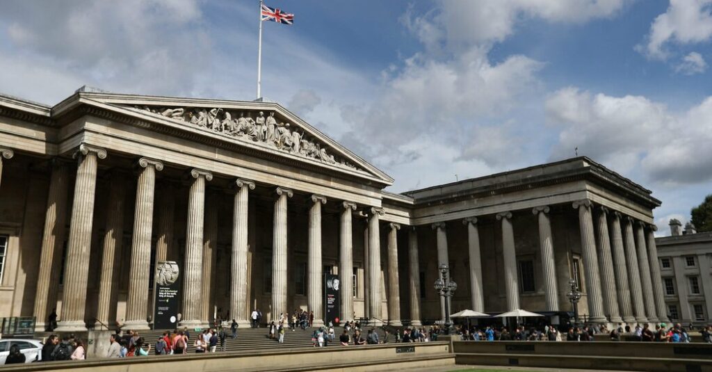 Um museu britânico expulsou um trabalhador acusado de roubar ouro e pedras preciosas