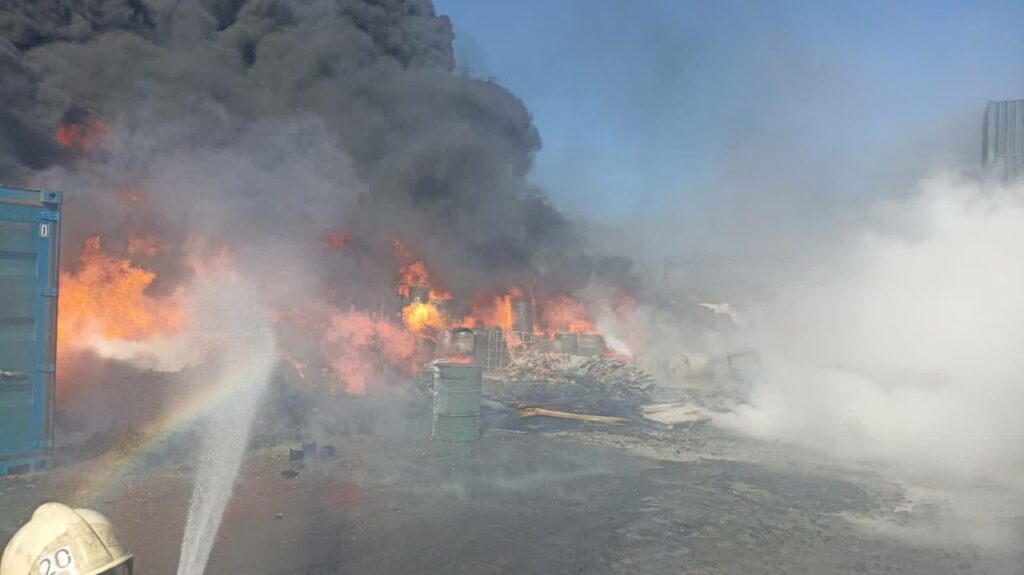 Vídeo mostra um grande incêndio envolvendo um terminal de carga em um porto russo no Mar Negro