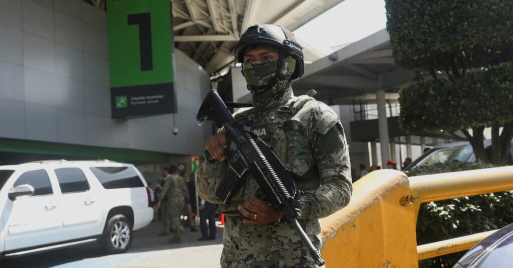 Duas pessoas ficaram feridas em um tiroteio perto do aeroporto da Cidade do México, onde os voos operam normalmente