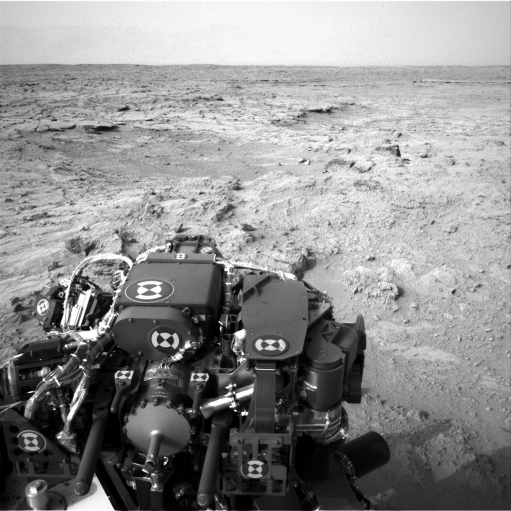 O rover Curiosity Mars da NASA usou suas câmeras de navegação em preto e branco para tirar imagens panorâmicas duas vezes por dia em 8 de abril de 2023.