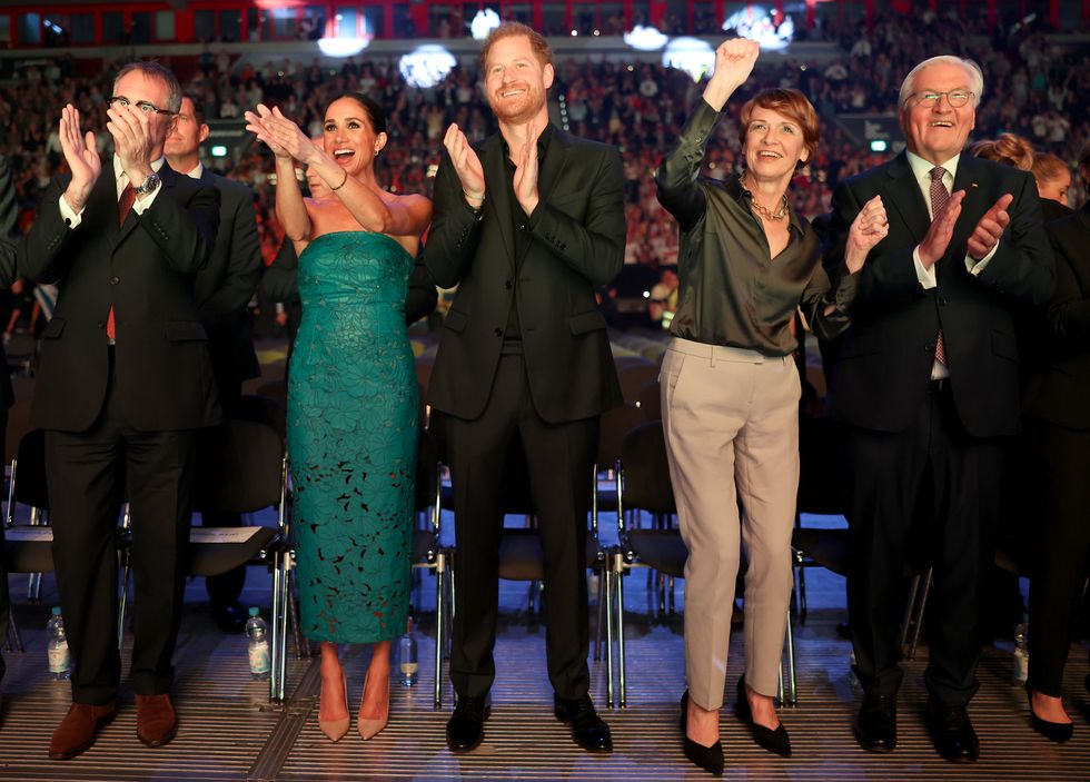 Düsseldorf, Alemanha, 16 de setembro Dominic Reed, CEO da OP, Meghan, Duquesa de Sussex, Príncipe Harry, Duque de Sussex, Elke Budenbender e o Presidente Federal Alemão Frank-Walter Steinmeier participam da cerimônia de encerramento dos Invictus Games Düsseldorf 2023 na Merkur Spiel Arena em 16 de setembro de 2023 em Düsseldorf, Alemanha, Foto de Chris JacksonGetty para Invictus Games Foundation