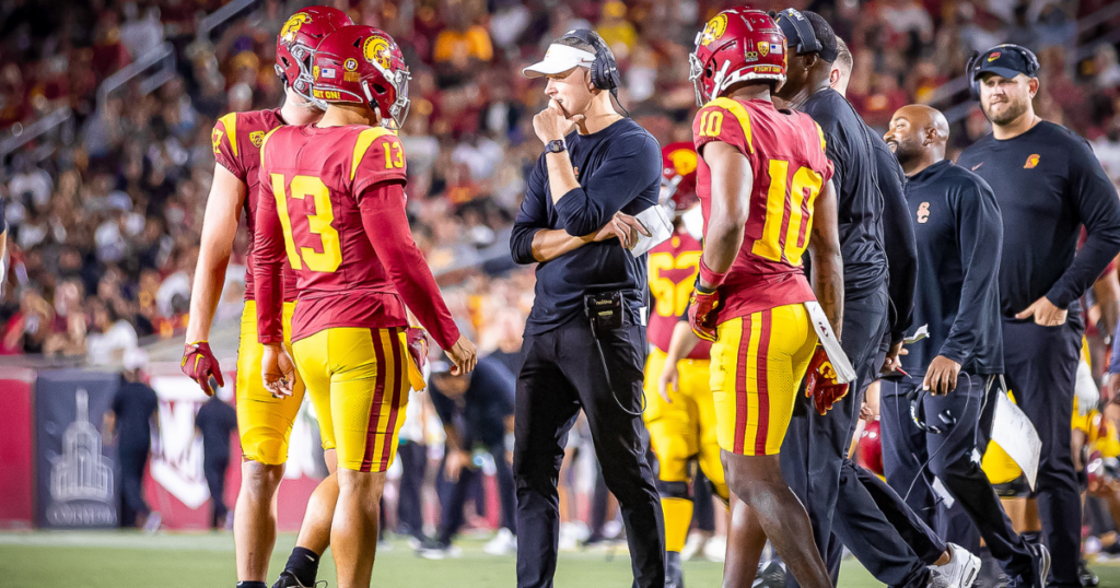 O técnico da USC, Lincoln Riley, conversa com o quarterback Caleb Williams durante um jogo entre os Trojans da USC e o Stanford Cardinal