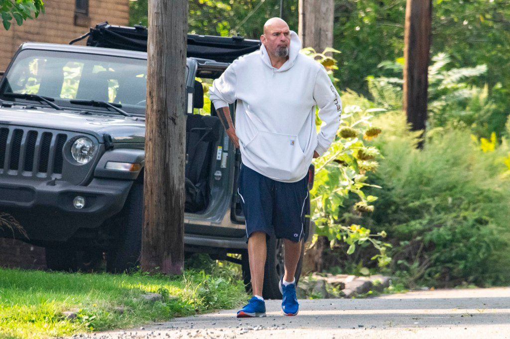 O senador John Fetterman fez do vestuário inadequado sua marca registrada no Senado. 