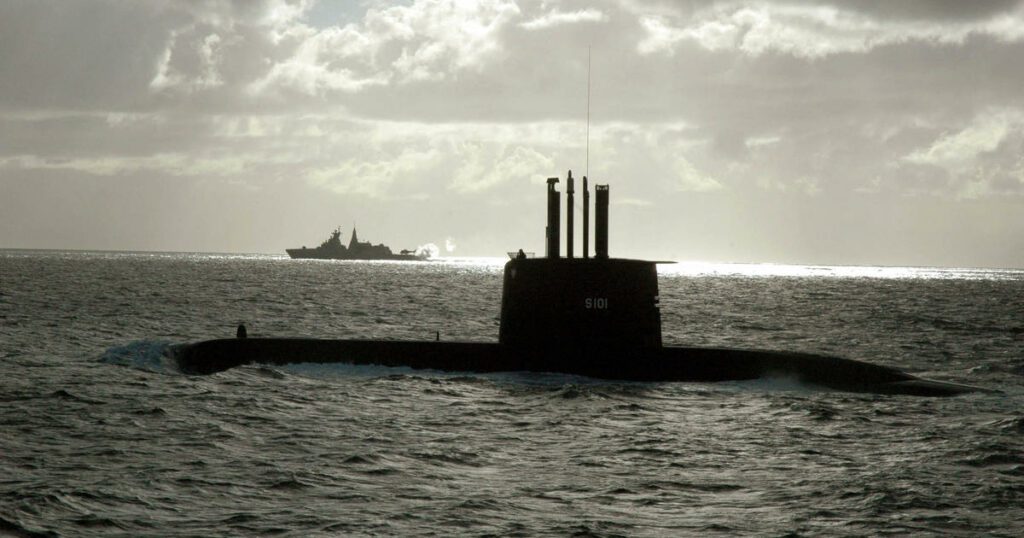 3 tripulantes da Marinha Sul-Africana morreram depois que 7 deles foram varridos da superfície do submarino