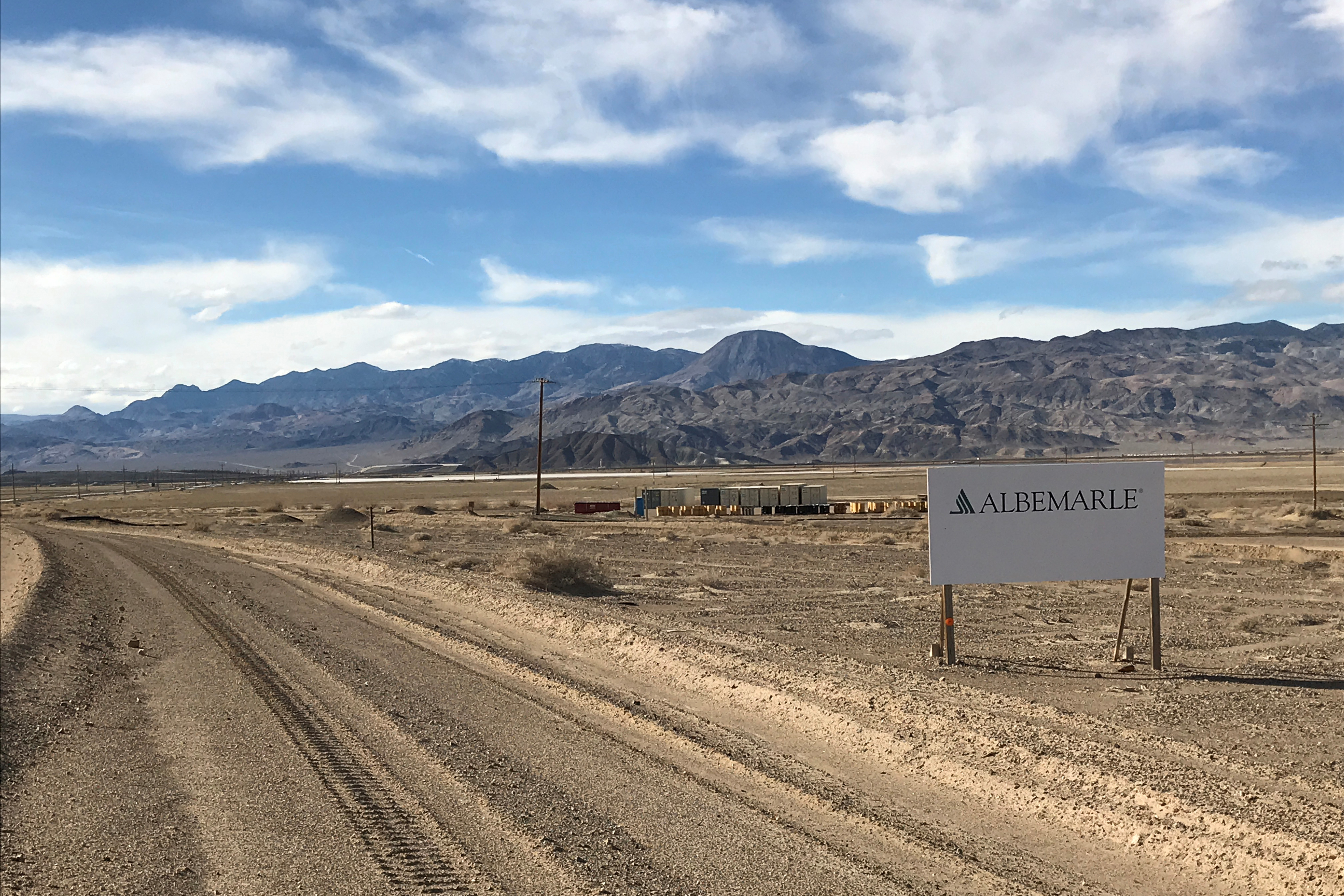 Uma placa na estrada de acesso leva às lagoas de evaporação de lítio da Albemarle em suas instalações de Silver Peak