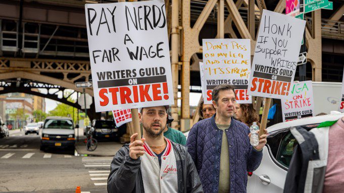 QUEENS, NY, EUA - 05/04/2023: Membros do Writers Guild of America marcham em piquete em frente ao Silvercup Studios.  Após negociações contratuais fracassadas, milhares de escritores sindicalizados votaram unanimemente pela greve, paralisando a produção televisiva e iniciando a primeira greve em 15 anos.  (Foto de Michael Nigro/Pacific Press/LightRocket via Getty Images)