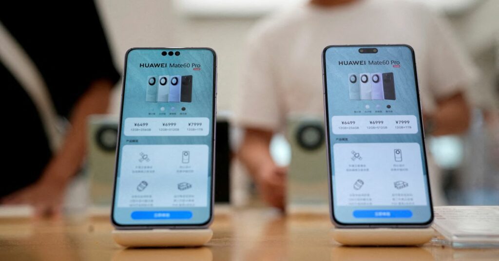 Empresa chinesa Huawei lança smartphone Mate 60 Pro+ para pré-venda