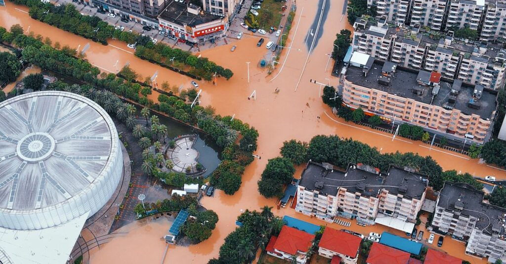 Inundações causadas pela retirada do tufão Haikui atingiram transportes e forçaram evacuações na China