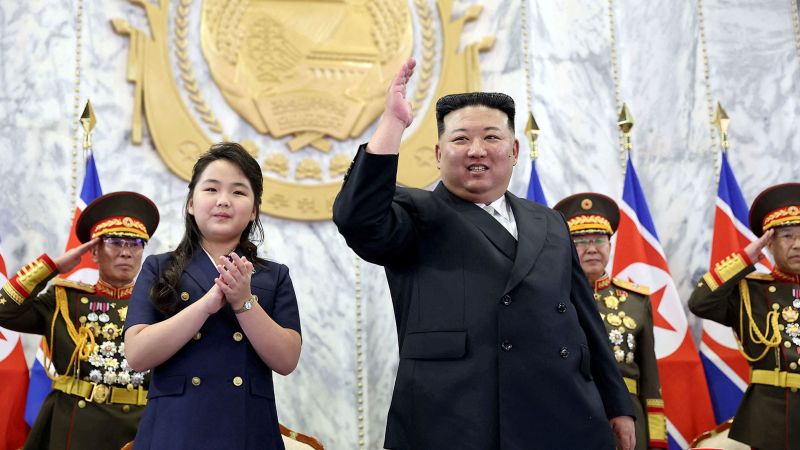 Kim Jong Un e sua filha comemoram o 75º aniversário da fundação da Coreia do Norte.  Xi e Putin enviam cumprimentos