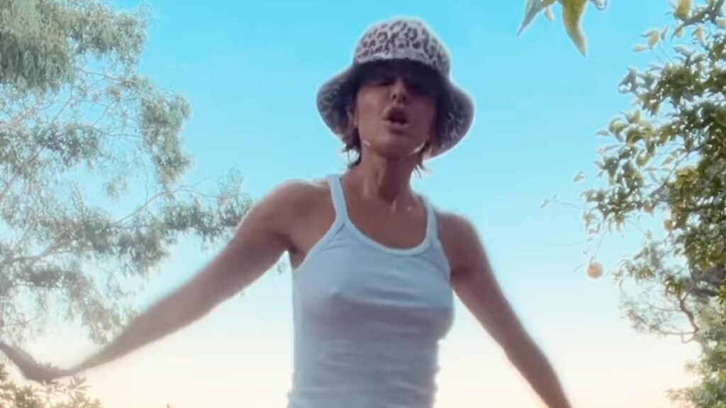 Lisa Rinna, 60 anos, se exibe muito vestindo uma camisa branca sem sutiã enquanto dança em sua casa em Los Angeles… depois de férias no lago com a família