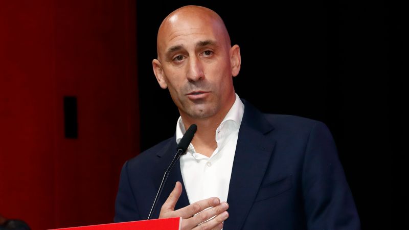 Luis Rubiales: O Ministério Público da Espanha apresenta uma queixa de “abuso sexual e coerção” contra o treinador de futebol por causa de um beijo indesejado na estrela espanhola