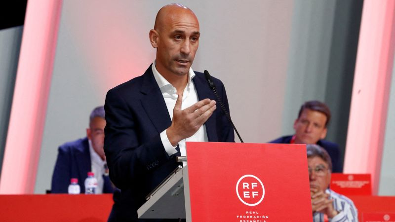 Luis Rubiales renuncia ao cargo de presidente da Federação Espanhola de Futebol após escândalo de beijo na Copa do Mundo