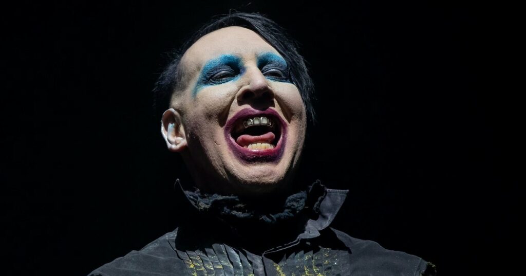 Marilyn Manson não está competindo para assoar o nariz para um cinegrafista