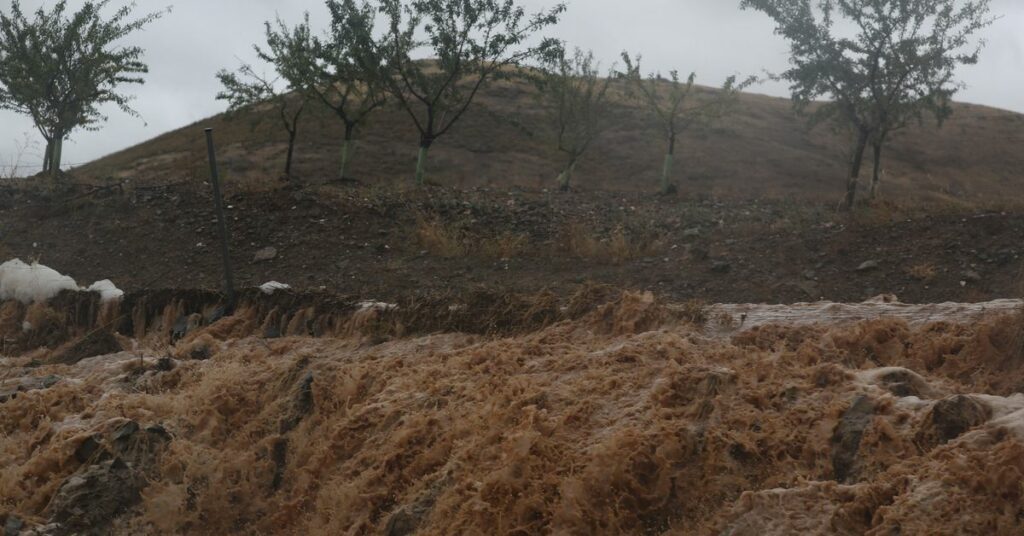 Moradores de Madri foram orientados a ficar em casa enquanto chuvas torrenciais atingem a Espanha