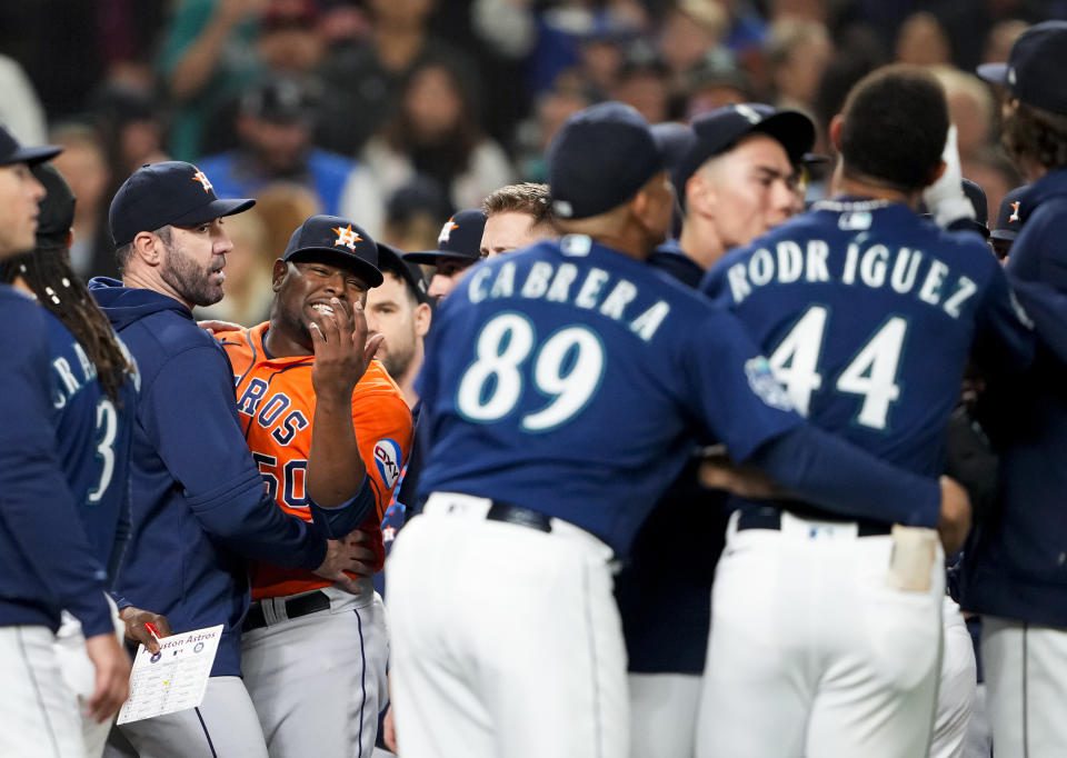 O arremessador substituto do Houston Astros, Hector Neres (50), sinaliza para Julio Rodriguez (44) do Seattle Mariners depois que Rodriguez rebateu para encerrar a sexta entrada de um jogo de beisebol na quarta-feira, 27 de setembro de 2023, em Seattle.  (Foto AP/Lindsay Wasson)