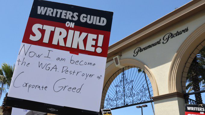 LOS ANGELES - 03 DE AGOSTO: Placas são vistas usadas por membros e apoiadores do SAG-AFTRA e WGA enquanto caminham no piquete nos Estúdios Paramount em 3 de agosto de 2023 em Los Angeles, Califórnia.  Membros da SAG-AFTRA e do WGA (Writers Guild of America) saíram na primeira greve conjunta contra os estúdios desde 1960. A greve encerrou a maioria das produções de Hollywood com escritores no terceiro mês de greve contra Hollywood.  Estúdios.  (Foto de David Livingston/Getty Images)