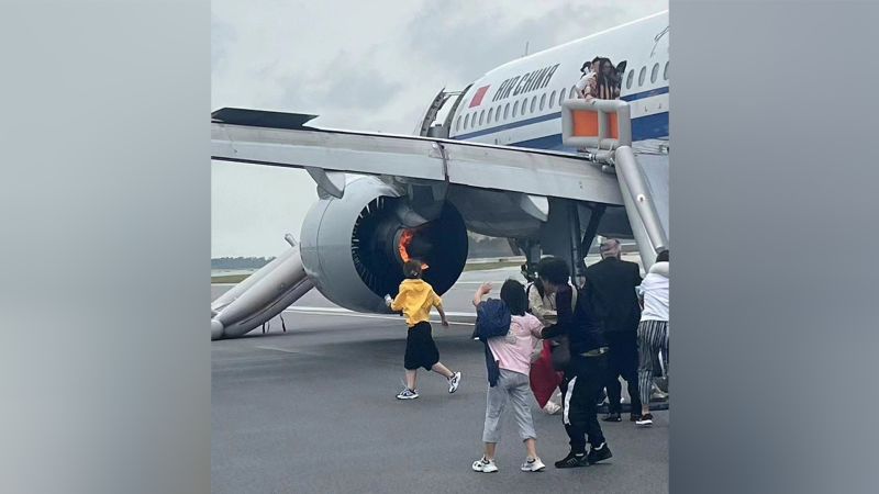 Passageiros da China Airlines foram evacuados na pista do aeroporto Changi, em Cingapura, depois que o motor do avião pegou fogo