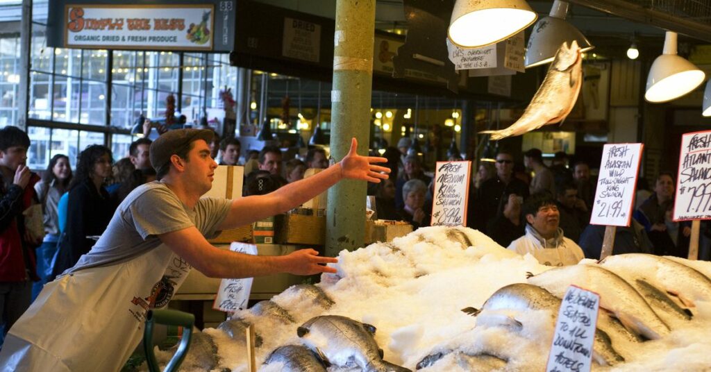 Pike Place Market processa famoso peixeiro