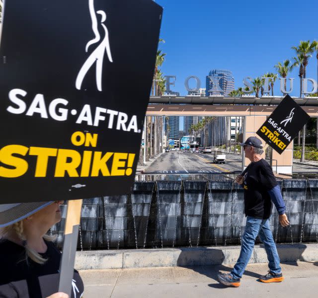 LOS ANGELES, CA - 14 DE JULHO: Membros do Hollywood Actors Guild SAG-AFTRA fazem piquete com roteiristas do lado de fora do FOX Studios no segundo dia da greve dos atores em 14 de julho de 2023 em Los Angeles, Califórnia.  Membros do SAG-AFTRA, o maior sindicato de Hollywood que representa atores e outros trabalhadores da mídia, juntaram-se aos trabalhadores em greve do WGA (Writers Guild of America) na primeira greve conjunta contra os estúdios desde 1960. A greve pode encerrar toda a produção de Hollywood com escritores no terceiro filme. mês de sua greve contra os estúdios de Hollywood.  (Foto de David McNew/Getty Images)